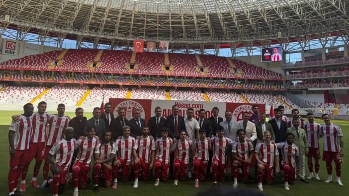 Antalyaspor 20 Futbolcuyla Toplu İmza Töreni Düzenledi