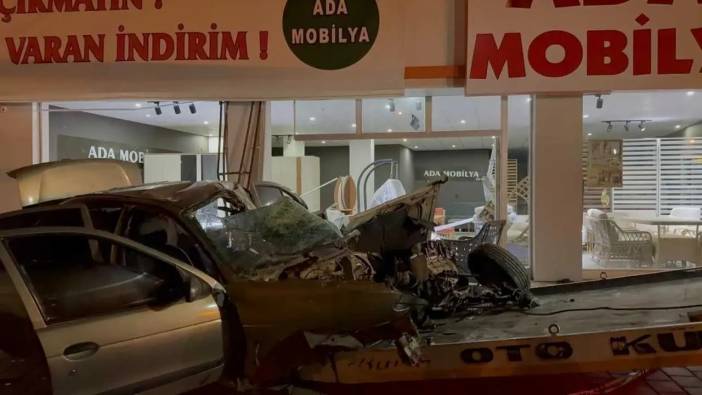 Adana’da Mobilya Dükkanına Dalan Otomobil Hurdaya Döndü!