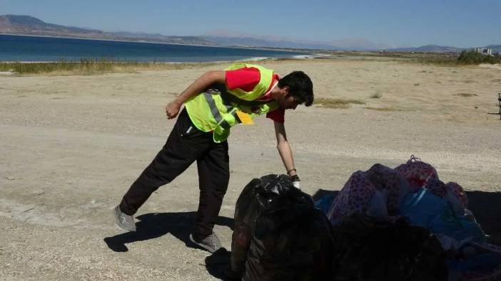 Kuraklık Tehlikesi Altındaki Burdur Gölü’nden Torba Torba Çöp Çıkarıldı!