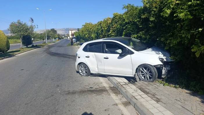 Manavgat’ta Ağacı Devirip Bahçe Duvarına Çarpan Sürücü Hastaneye Kaldırıldı