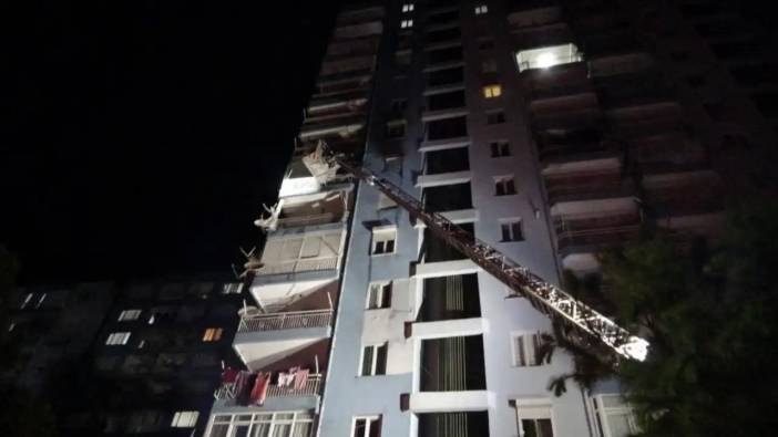 Antalya'da Ocakta Unutulan Yemek Yüzünden Ev Küle Döndü! Bina Sakinleri Sokağa Döküldü