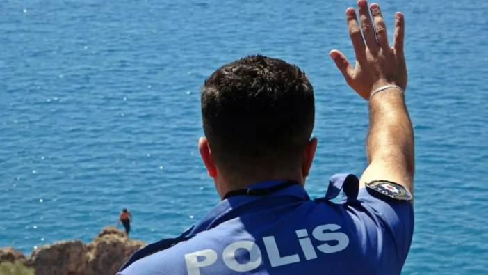 Falezlerden Denize Atlamak İsteyen Gençleri Polisin Sözü Durdurdu