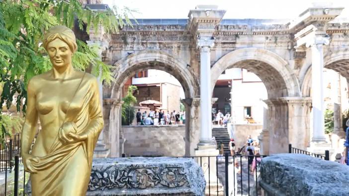 Altın Portakal’ın Sembolü Venüs Heykelleri Şehri Sardı!