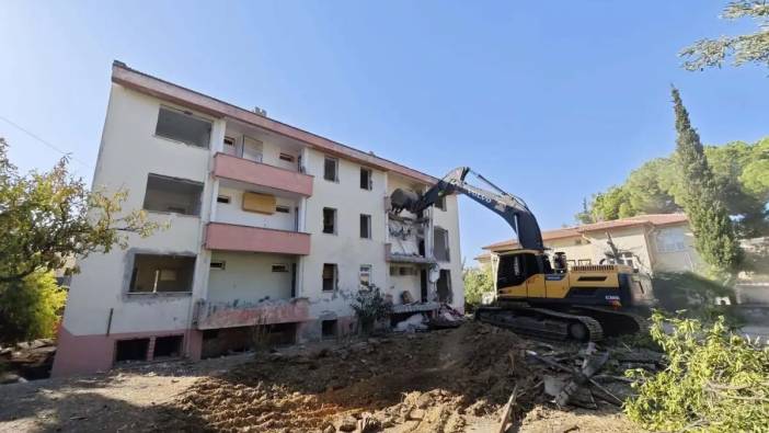 Gazipaşa’da 1980’den Kalma Adliye Lojmanı Yıkıldı