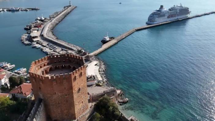 445 Yolculu Kruvaziyer Alanya İskelesine Demir Attı