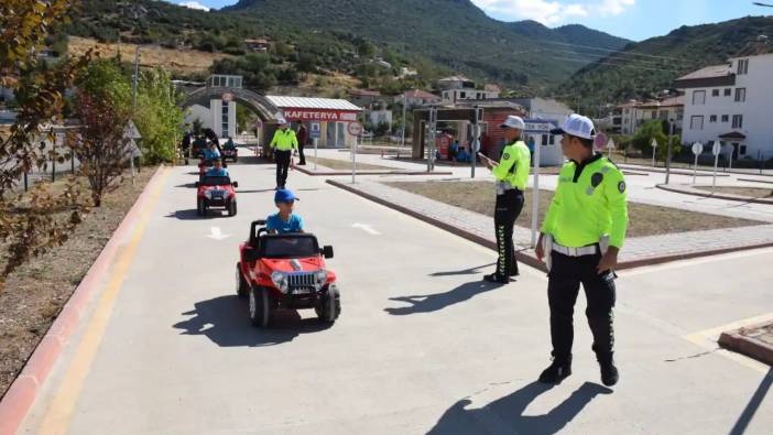 Burdur'da Emniyet Ekiplerinden Trafik Eğitimi