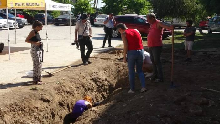 Mersin’de 16 Metrelik Dev Balina Toprak Altından Çıkarılıyor