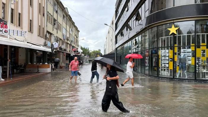 Muğla’yı Sağanak Felç Etti! Vatandaşlar Fethiye Sokaklarında Botla Gezdi