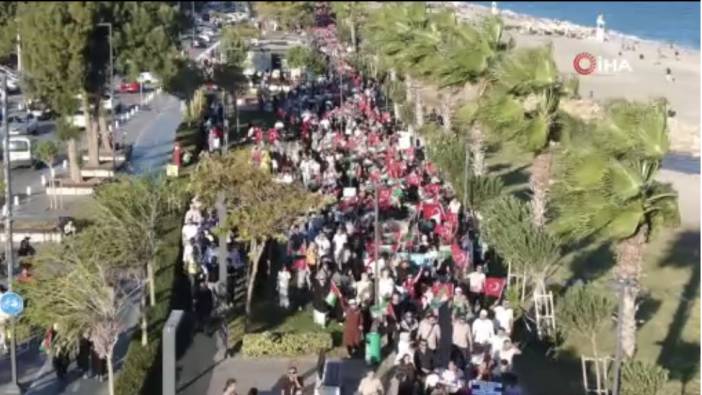 Antalya’da Gazze için yürüyüş: Binlerce kişi kefene sarılı bebek figürleri taşıdı