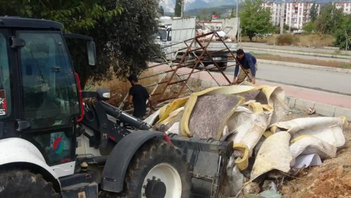 Kepez’de Şok Görüntüler! Çöplerden Depo Kurmuşlar…