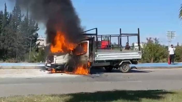 Adana’da Seyir Halindeki Kamyonet Alev Aldı! İtfaiye Dakikalarla Yarıştı