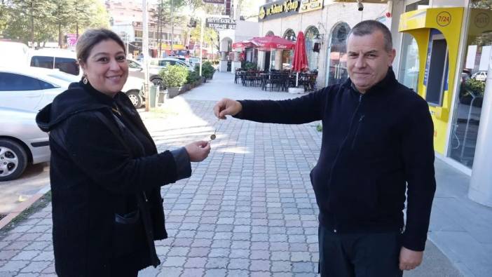 Isparta'da Altın Künye Buldu, Yerel Gazeteyle Sahibine Ulaştı