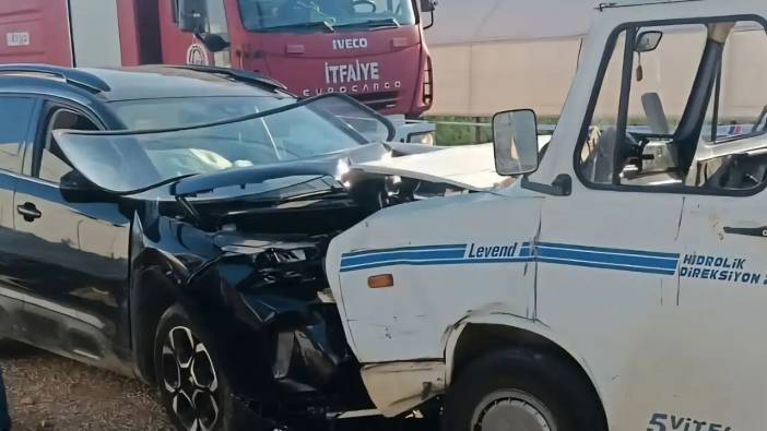 Serik’te Kafa Kafaya Çarpışma: 3 Yaralı Kamyonette Sıkıştı