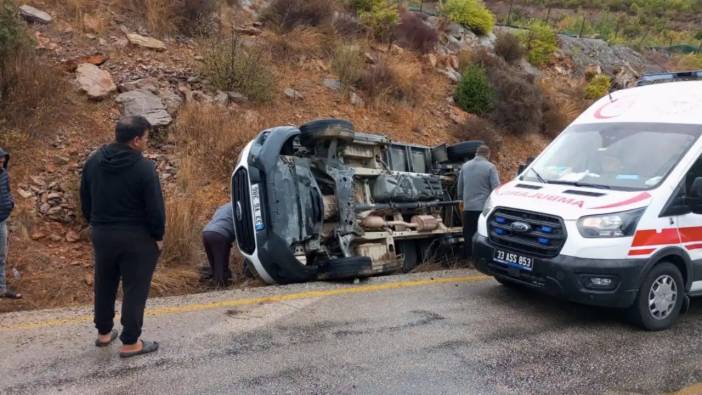 Mersin'de Yağışlı Yolda Direksiyon Hakimiyetini Kamyon Şarampole Devrildi