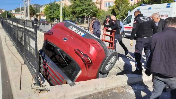 Burdur’da Direksiyon Hakimiyetini Kaybeden Sürücü Kanala Uçtu!