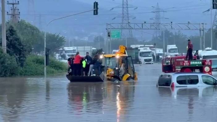 Hatay’da Sağanak Sel Oldu: Öğrenciler Kepçeyle Kurtarıldı!