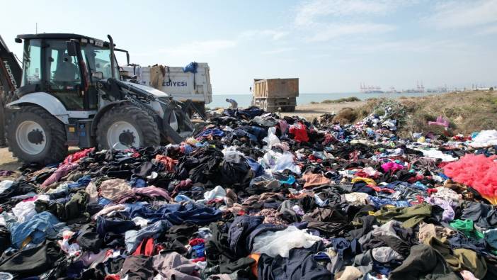 Mersin sahilinde şok manzara! Tonlarca kıyafet çöplük gibi sahile döküldü