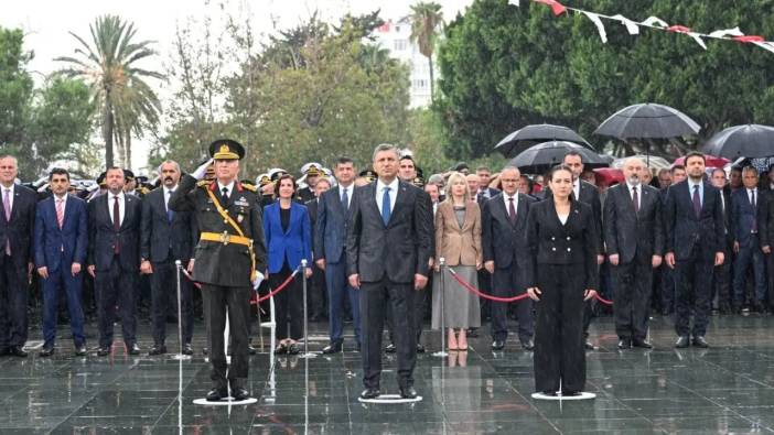 Islanan Omuzlar, Sarsılmaz İnanç: Antalya’da Cumhuriyet Yağmurla Kutlandı