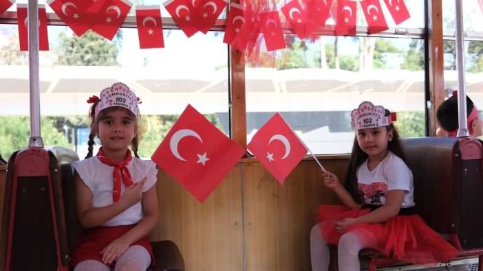 Antalya’da Nostalji Tramvayında Cumhuriyet Sevinci