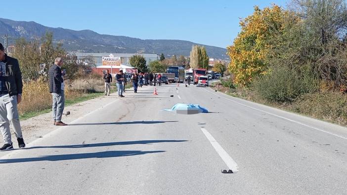 Burdur’da Trafik Faciası! Otomobil Tarlaya Savruldu, Yol Kapandı