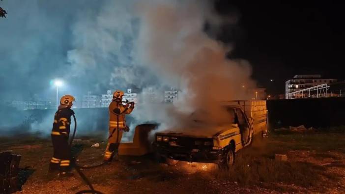 Hatay İskenderun’da Park Halindeki Pikap Alev Aldı!