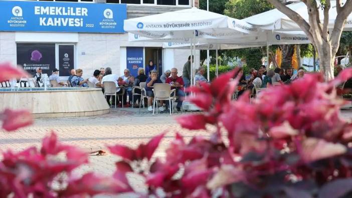 Alanya’ya Emekliler Kahvesi Geldi: Çay Ücretsiz, Sohbet Sınırsız!