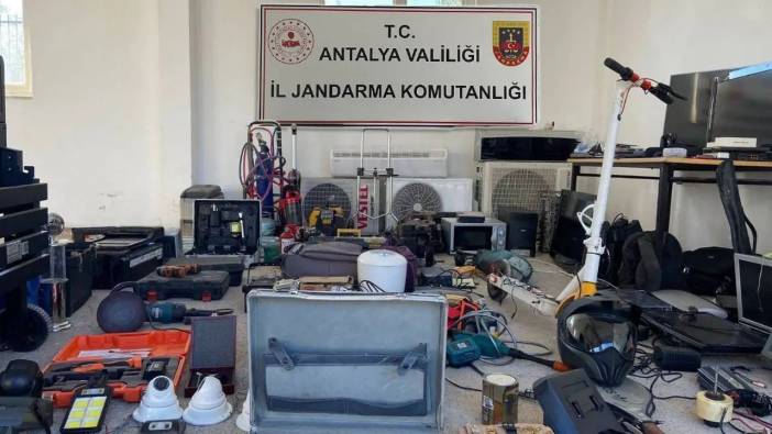 Ne Bulduysa Çalmış! Konyaaltı’nda 10 Evi Soyan Hırsız JASAT’a Yakalandı