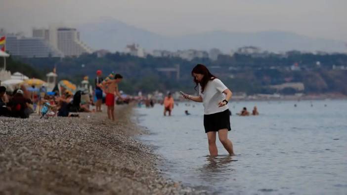 Antalya’da Bahar Havası: Kasım Ayında Denizin Keyfini Çıkardılar