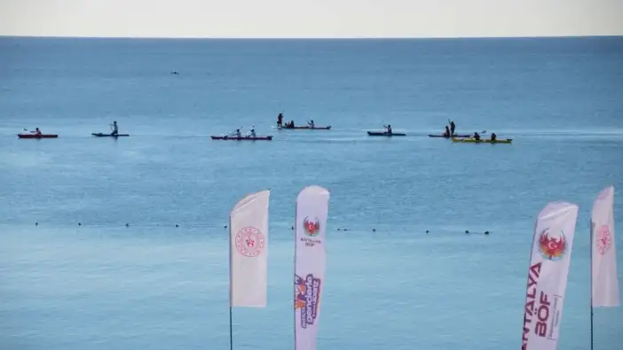Antalya Emniyeti Gençlerle Sahilde: Üniversitelilerin Sup Board ve Kano Heyecanı