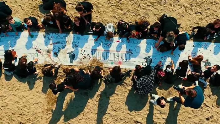 Alanyalı Minik Yüreklerden Ata'ya Duygulandıran Armağan: Plajda Resim Yaptılar