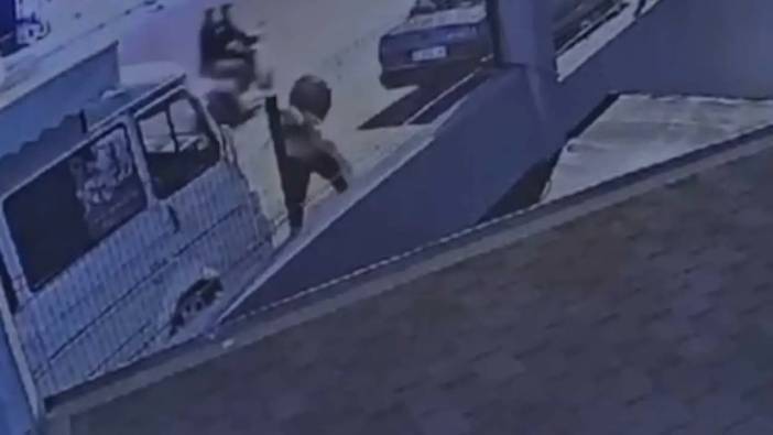 Alanya’da Kaldırımda Yürüyen Kadına Yumruklu Bıçaklı Saldırı Kamerada!