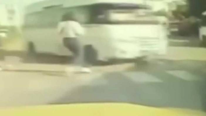 Adana’da Bir Kişi Freni Patlayan Minibüsten Kıl Payı Kurtuldu!