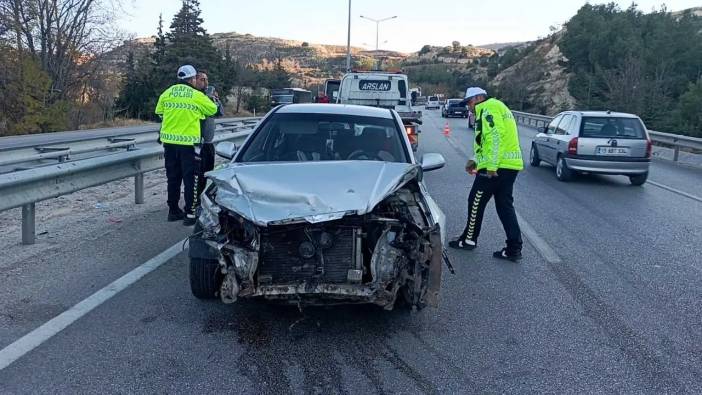 Burdur’da TIR’la Çarpışan Otomobil Bariyerlere Savruldu! 3 Yaralı