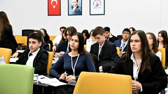 Muratpaşa'da 500 Öğrenci Birleşmiş Milletler’i Canlandırdı!