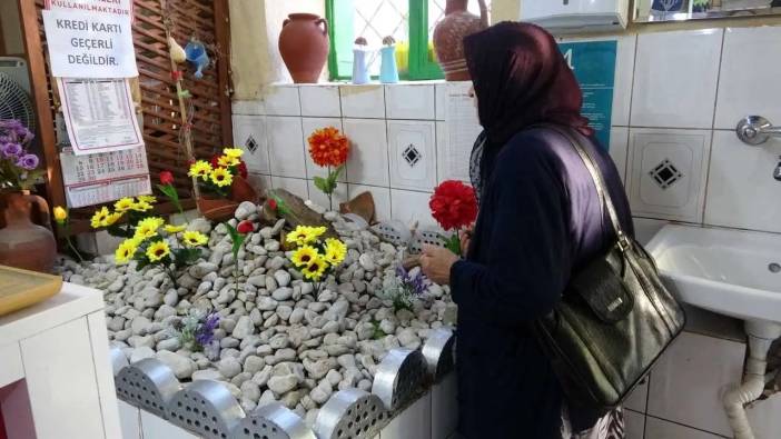 Isparta’da Pide Salonuna Giriş Yapan Müşteriler Mezara Dua Ediyor!