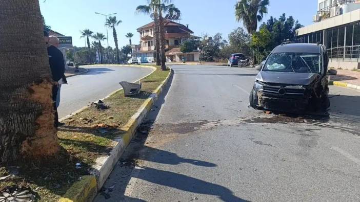 Manavgat’ta Hafif Ticari Araç Palmiyeye Çarptı! Sürücü Yaralandı