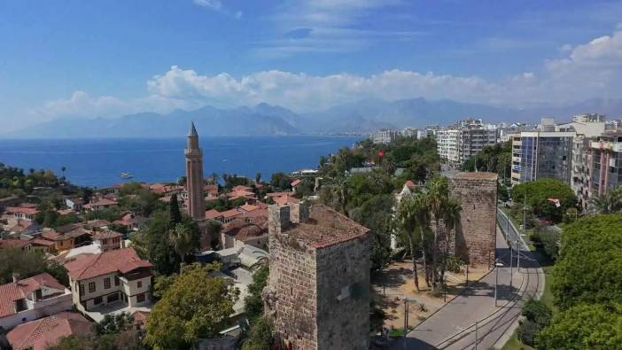 Antalya'da Kapı Krizi Gündemde: Kapı Taksan Suç, Takmasan Mühür!