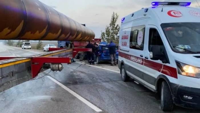 Hatay’da Otomobil Demir Boru Yüklü Tırla Çarpıştı!