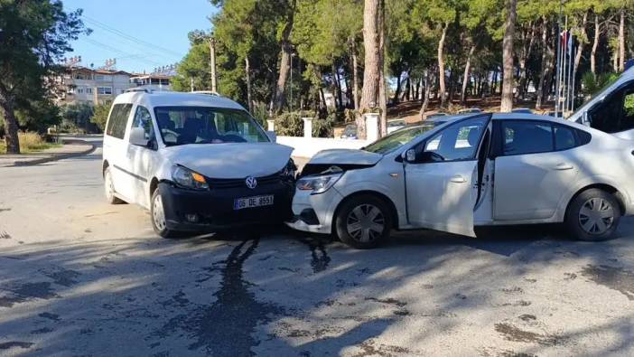 Manavgat'ta İki Araç Kafa Kafaya Çarpıştı! Kadın Sürücü Yaralandı
