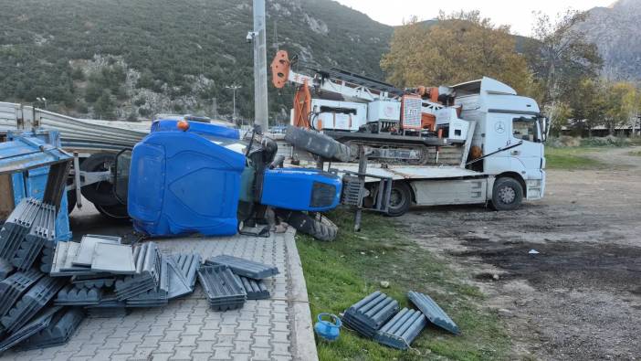 Isparta’da TIR Kazası: Dorsedeki Traktör Yola Devrildi