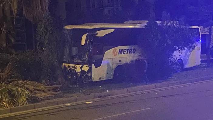 Alanya D-400 Yolunda Yolcu Otobüsü Refüje Girdi