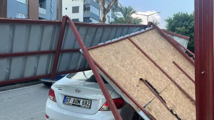 Şiddetli Fırtına Alanya’yı Vurdu! Kopan İnşaat Demiri Aracın Üzerine Düştü
