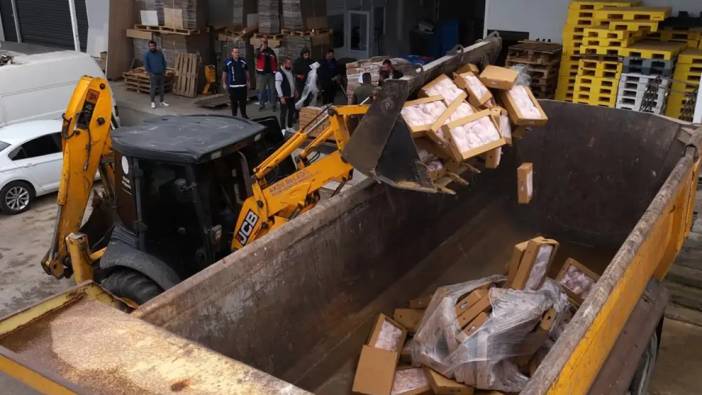 Antalyalıları Zehirleyeceklerdi! Aksu'da Tarihi Geçmiş 25 Ton Tavuk İmha Edildi