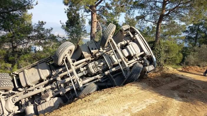 Hatay’da Hafriyat Kamyonu Uçuruma Yuvarlandı!