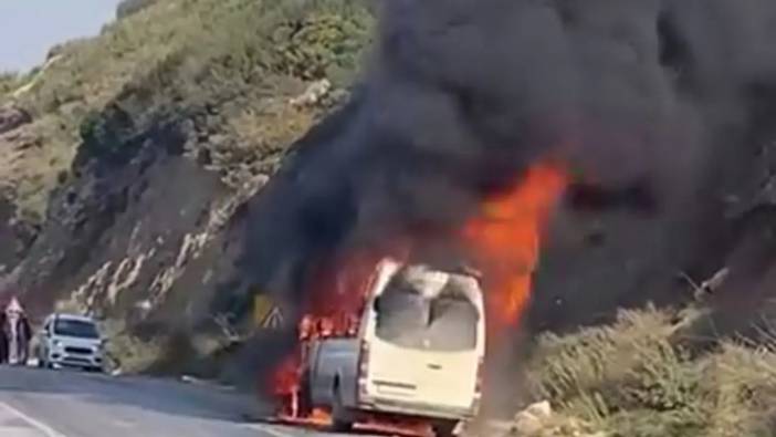 Hatay’da Seyir Halindeki Minibüs Alev Topuna Döndü!