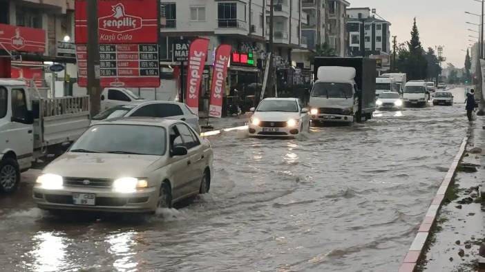 Sağanak Yağış Antalya’yı Vurdu: Araçlar Yolda Kaldı!