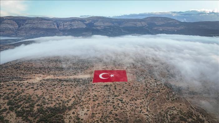Mersin’de 22 Dönümlük Dev Bayrak, Sisle Kartpostallık Görüntü Verdi