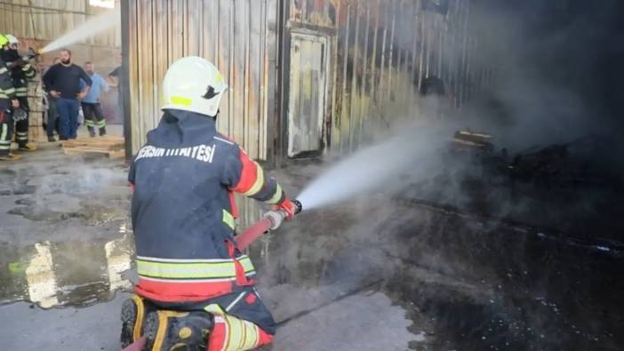 Mersin’de Palet Tesisinde Yangın Alarmı! İtfaiye Zamanla Yarıştı