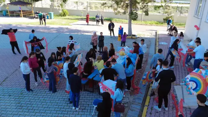 Kumluca'da Gökyüzü Çocukların Hayalleriyle Doldu