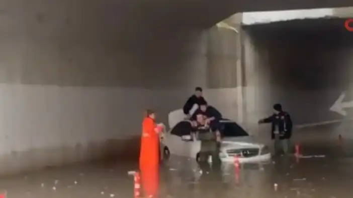 Demre’de Sağanak Yağış Yolları Göle Çevirdi! Araçta Mahsur Kalan 2 Kişi Kurtarıldı